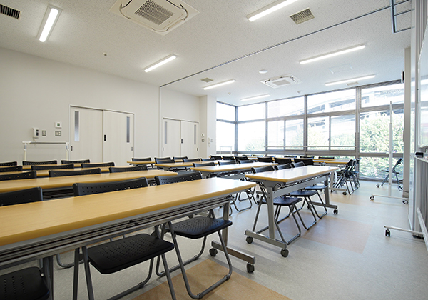 体験学習室Bは机や椅子が並べられています。